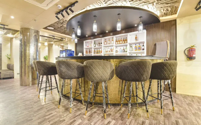Fabhotel Pearl Square