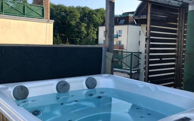 Romantic studio with jacuzzi