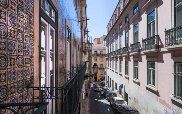 Cozy 1St Floor Flat Central Chiado District With Balconies And Ac 19Th Century Building