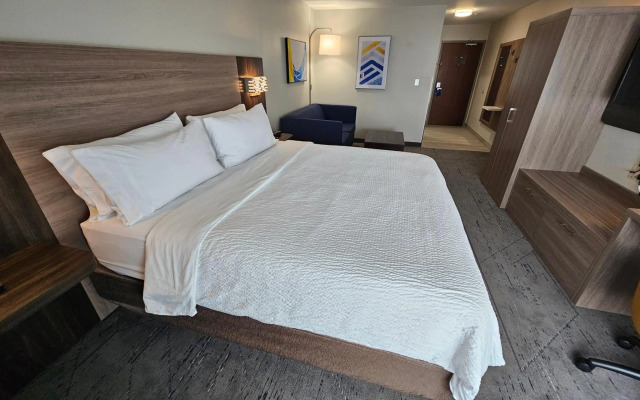 Holiday Inn Express Hotel & Suites Cincinnati-Blue Ash by IHG