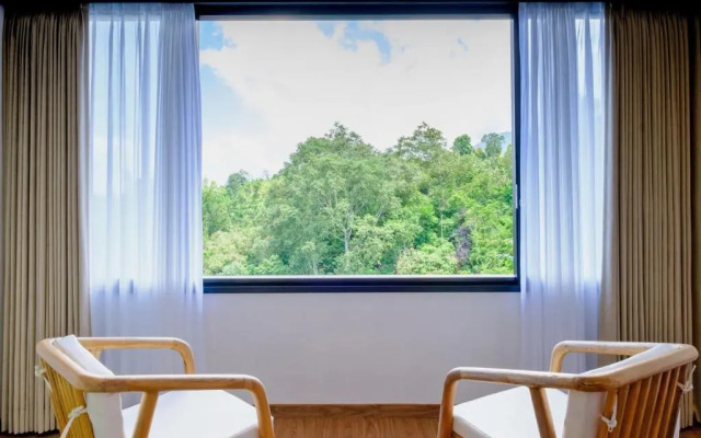 Giriwood Hotel & Villa
