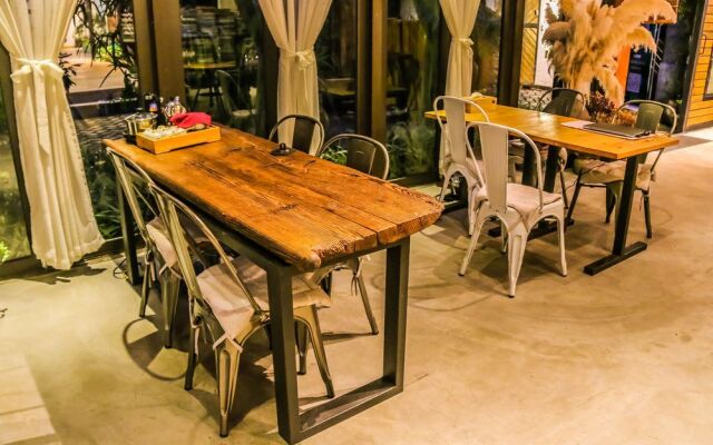 Zizai Garden Traveling with Hotel