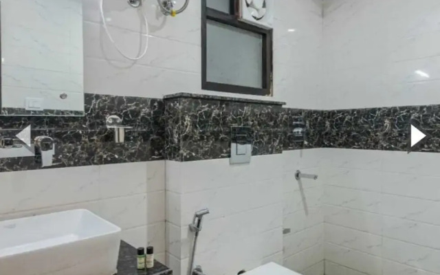 Saavi Hotel Sector 10