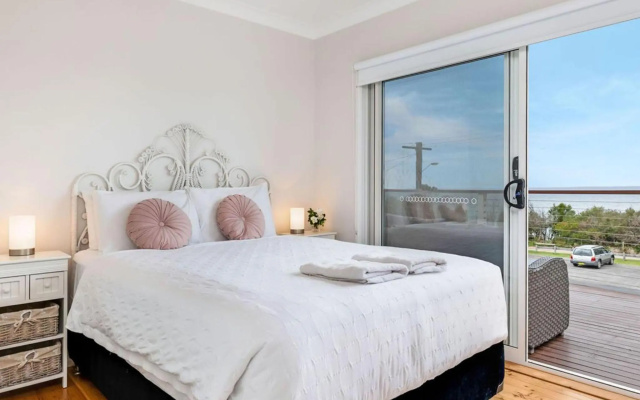 Villa Killara Gorgeous Ocean Views and Just Metres from the Sand – Guest Rooms – Vincentia