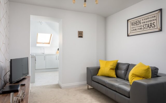 Elliot Oliver - Modern 2 Bedroom Town Centre Apartment