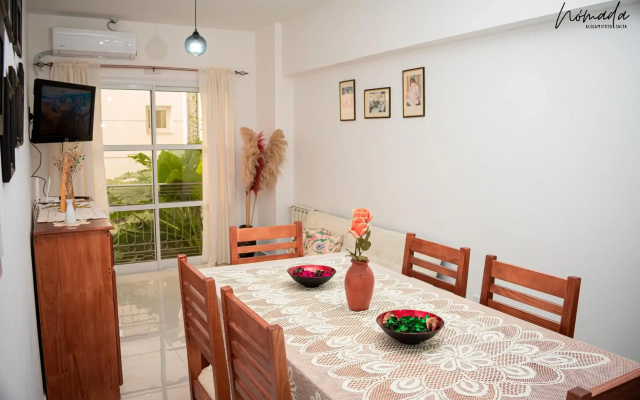Departamento en calle principal, cómodo, hasta 4.