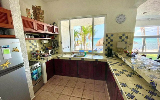 Bttm floor beachfront condo in Half Moon Bay Akumal