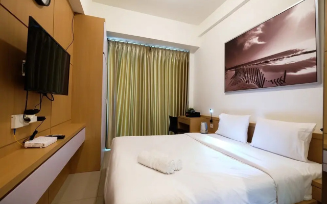 Homey Studio Room Tree Park Apartment near BSD City By Travelio