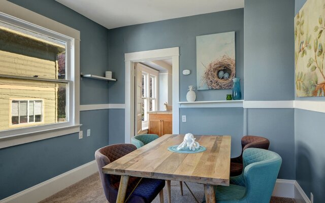 Queen Anne Bungalow - Two Bedroom Home