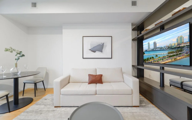Bayside Studio Overlooking the city