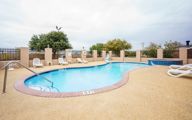 Comfort Suites University Drive