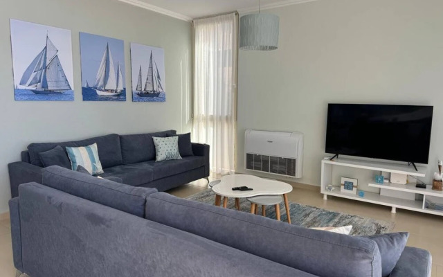 Sunny Coastal Getaway Green Coast