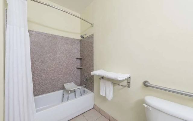 Days Inn & Suites Cleburne TX