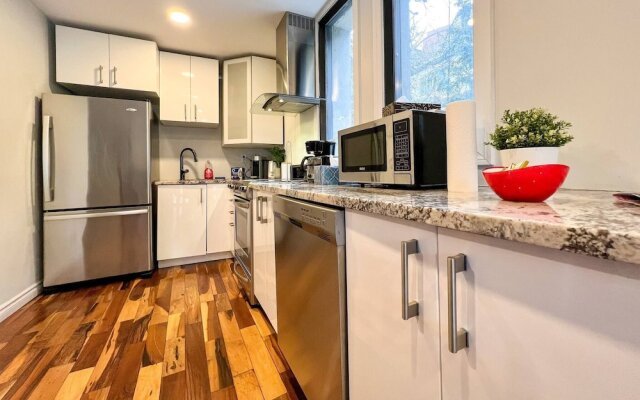 Chic Townhome With Garage Dt Mtl