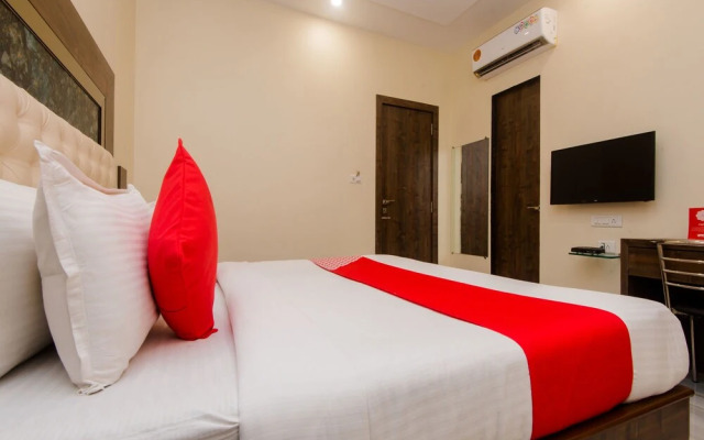 OYO 9327 Royce Executive