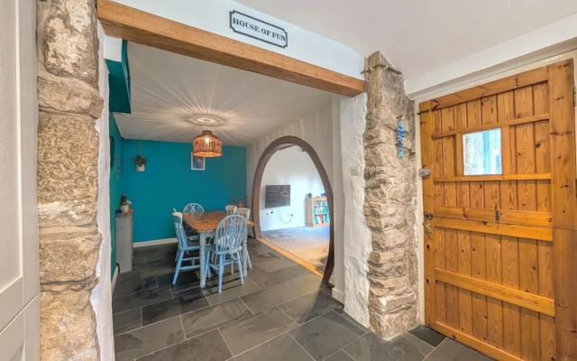 The Old Barn Near St Ives - Rustic Charm & Space