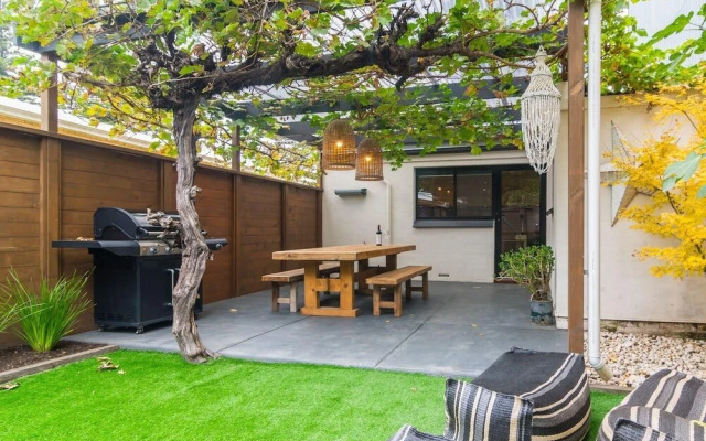 Blackbird at Arlo's - The heart of Glenelg - Wifi