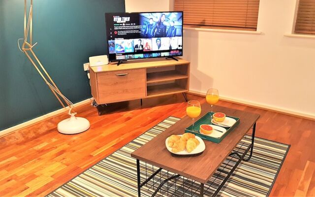 Stylish Central Reading Apartment with Free Parking