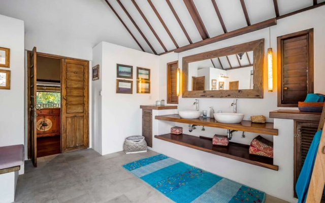 Villa Maimalu by Alfred in Bali - Heaven 4 BR Villa With Large Pool and Lush Garden – Guest Rooms – Kerobokan Kelod