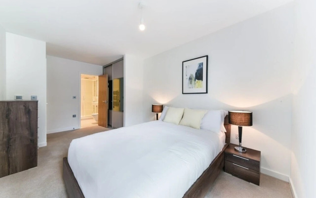 LUXURY Apartment Next to London RAF Museum