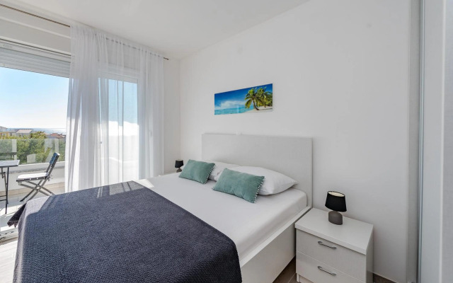 Dario 1. modern & luxury ap. with a pool