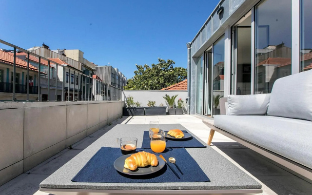 Luminous Premium Loft w/AC & Terrace by LovelyStay