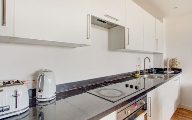 Plush Apartment in Manchester Near IWM North