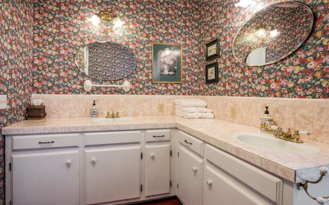 Kaleidoscope Inn & Gardens