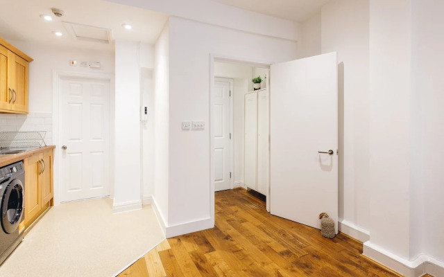 2 Bed Apartment Right on Trafalgar Square