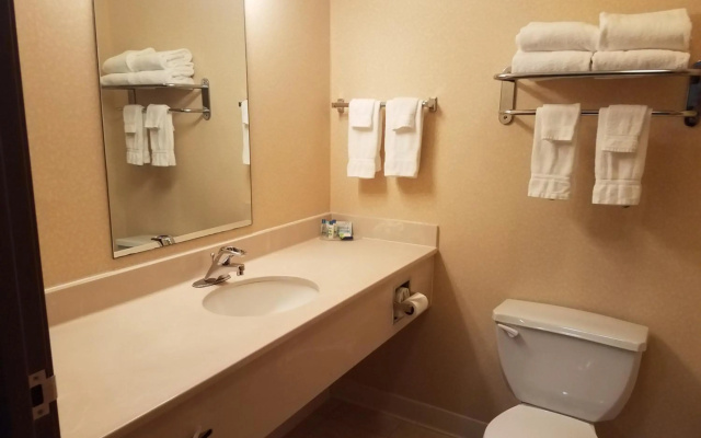 Oak Hill Inn & Suites