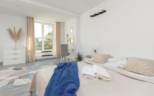 Warsaw Mickiewicza Apartment by Renters