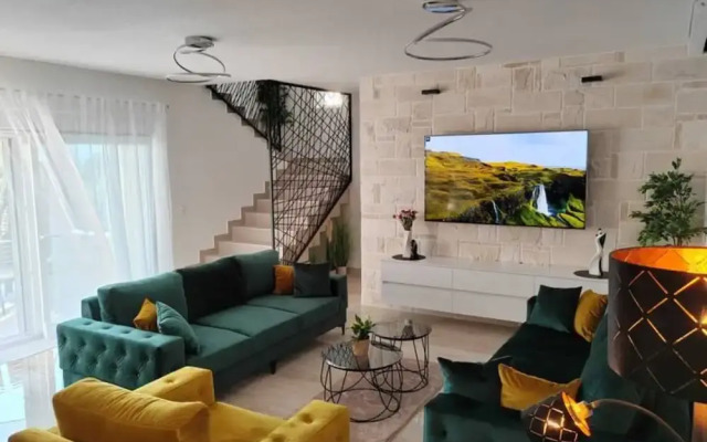 Villa Dreamin With Heated Pool & Hot Tub