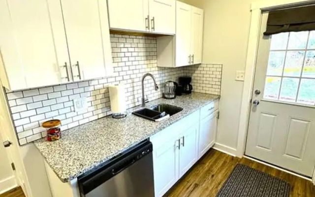 Modern Cozy Unit With King Bed