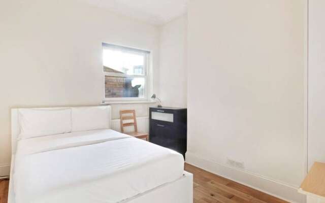 Cosy 2bed Skylight Apt W/patio in Clapham Junction