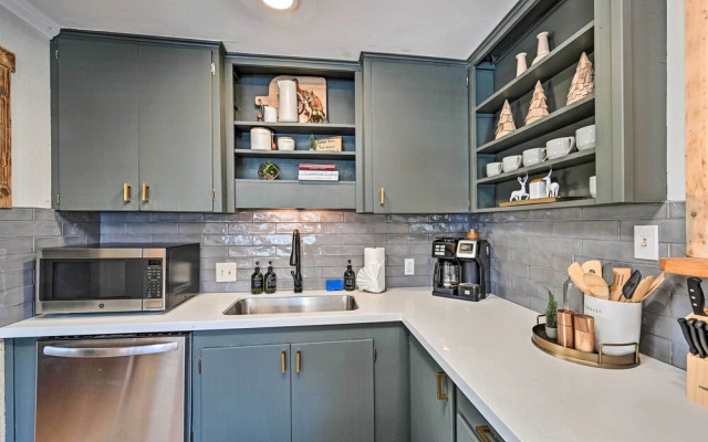 Flagstaff Cabin w/ Hot Tub & Fire Pit!