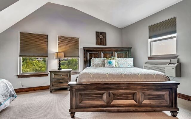 Rockwood Lake Lodge 7 Bedroom Home by RedAwning