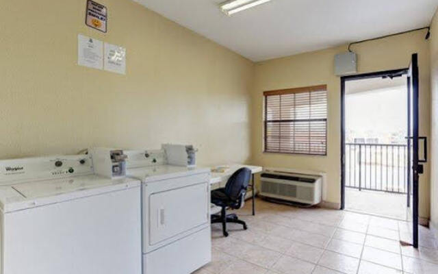 Econo Lodge Inn & Suites
