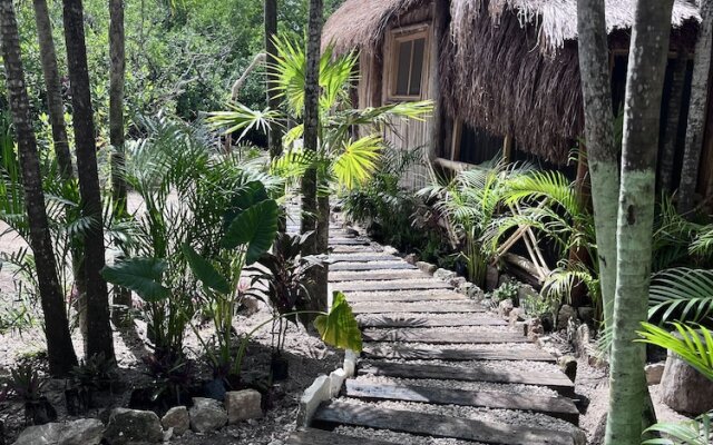 Yaxchen Tulum Cabañas & Cenote