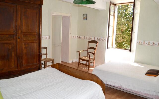 House With 3 Bedrooms in Vic-fezensac, With Wifi - 146 km From the Slo