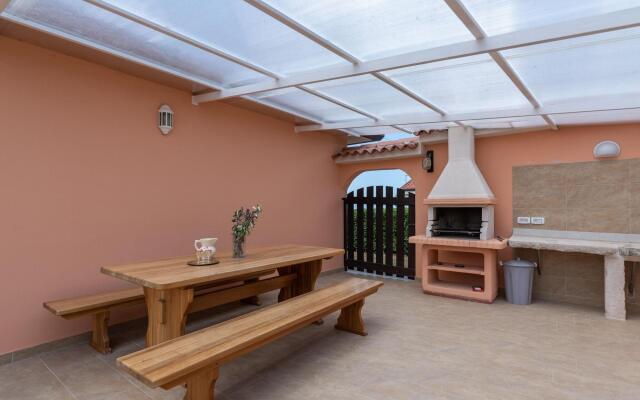 Lovely Holiday Home With Pool,covered Terrace and Outdoor Kitchen