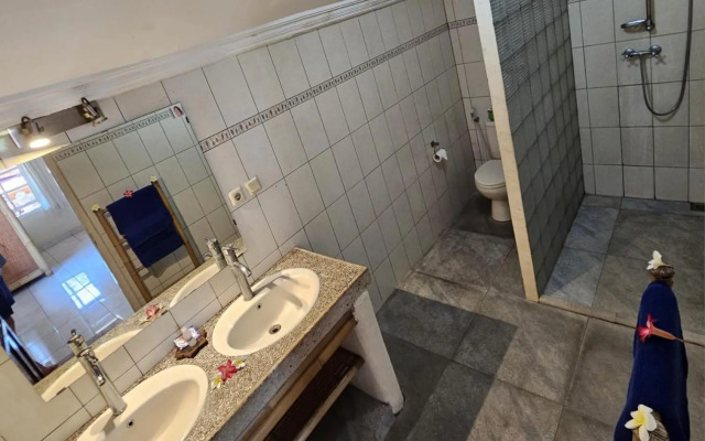 Chonos Hotel Lovina