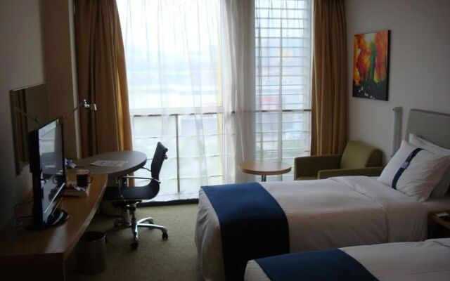 Q Box Hotel (Former Holiday Inn Express Meilong)