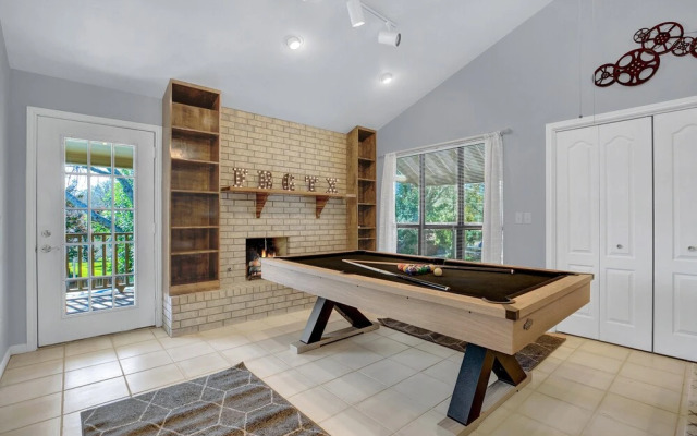 Huge Luxury Home Hot Tub and Sauna 2 mi to Dwntn