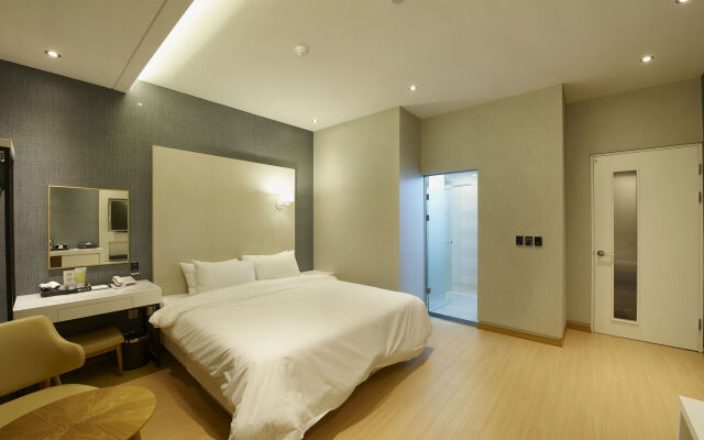 Hotel B