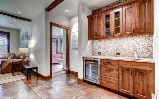 Cawha Outlook Chalet by RedAwning