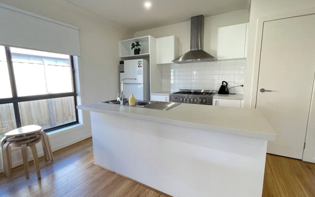 Relax 5 BRM Rental house near Melton