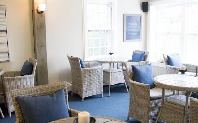 Allen Harbor Breeze Inn & Gardens