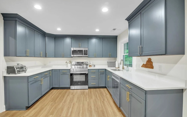 Woodhaven: Your Serene Countryside Escape 5 Bedroom Farmhouse by RedAwning