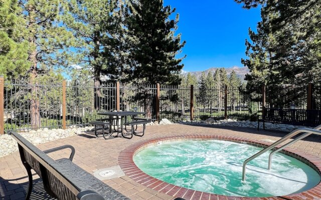 Solstice 18 Beautiful and Modern, Private Washer Dryer, Close to Eagle Lodge by RedAwning