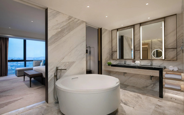 Crowne Plaza Foshan Nanhai-an IHG Hotel-Guangzhou South Railway Station Free Shuttle Bus